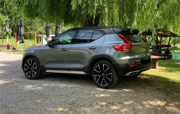 D) VOLVO XC40 T5 AWD